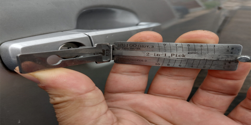 cara membuka pintu mobil yang terkunci dengan penggaris - Moladin