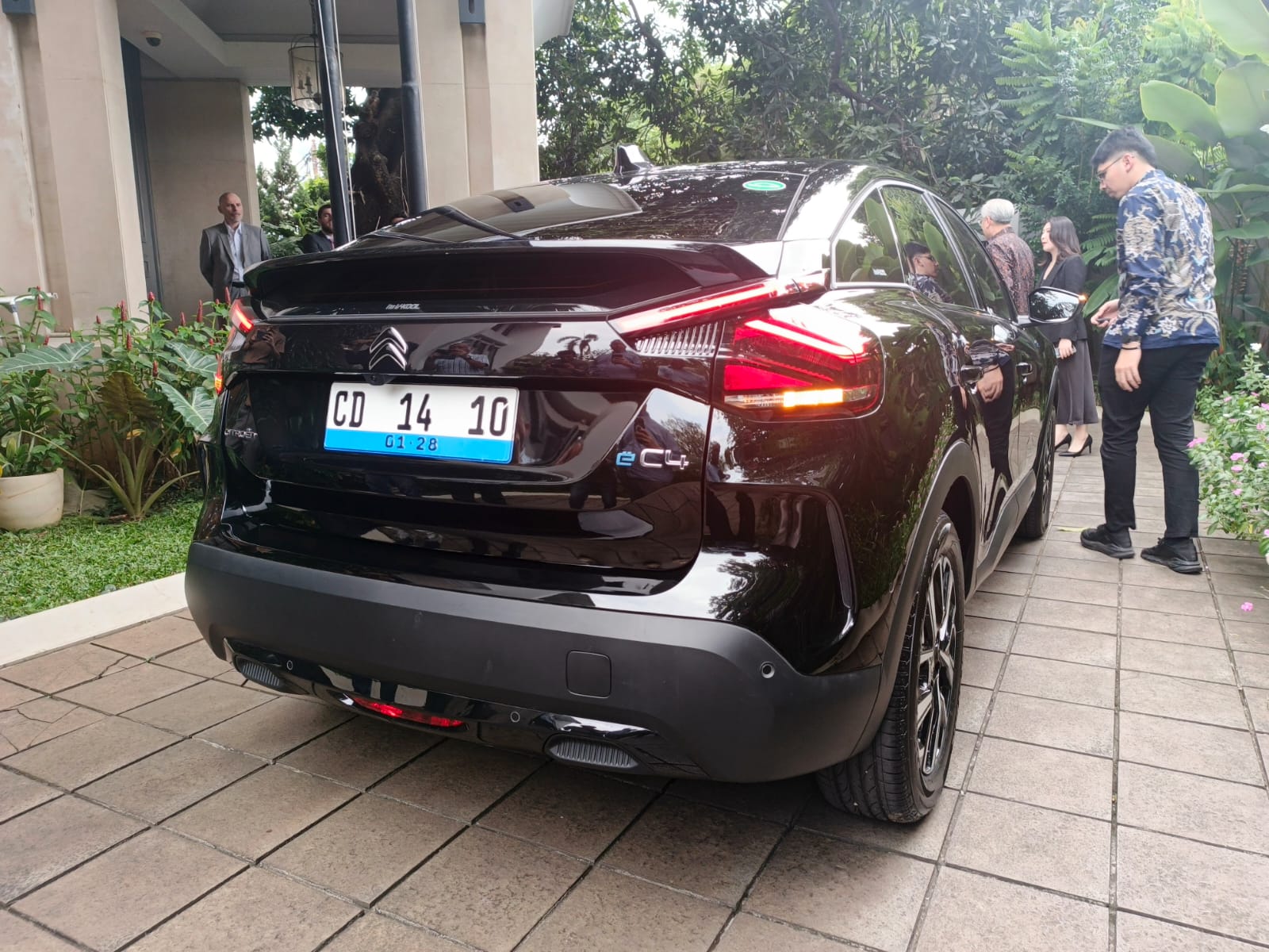 Citroën Ë-C4 Pertama Sah Milik Kedutaan Besar Prancis di Indonesia, Mau Beli Segini Harganya! citroen ec4 kedubes prancis 4