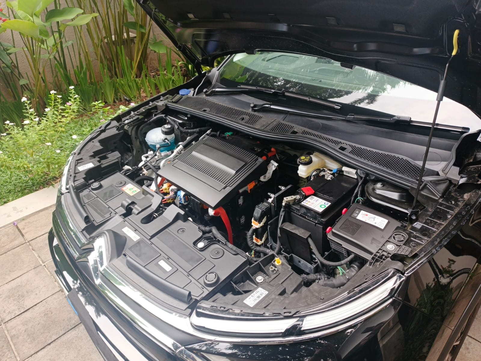 Citroën Ë-C4 Pertama Sah Milik Kedutaan Besar Prancis di Indonesia, Mau Beli Segini Harganya! citroen ec4 kedubes prancis 6