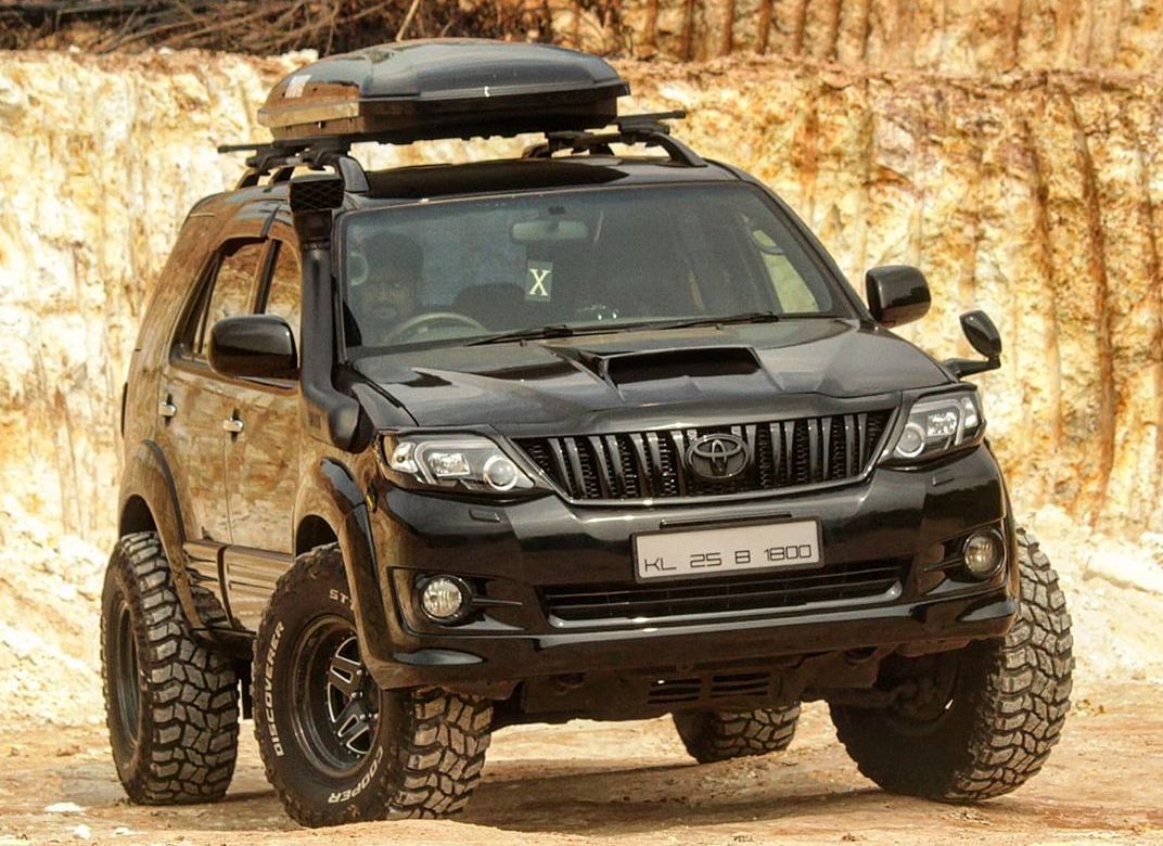 Toyota Fortuner 4x4 mobil offroad jeep - Moladin