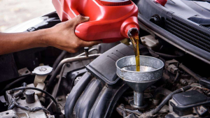 Ganti Oli Mobil Berapa Bulan Sekali? Ini Waktu Ideal dan 5 Tandanya!