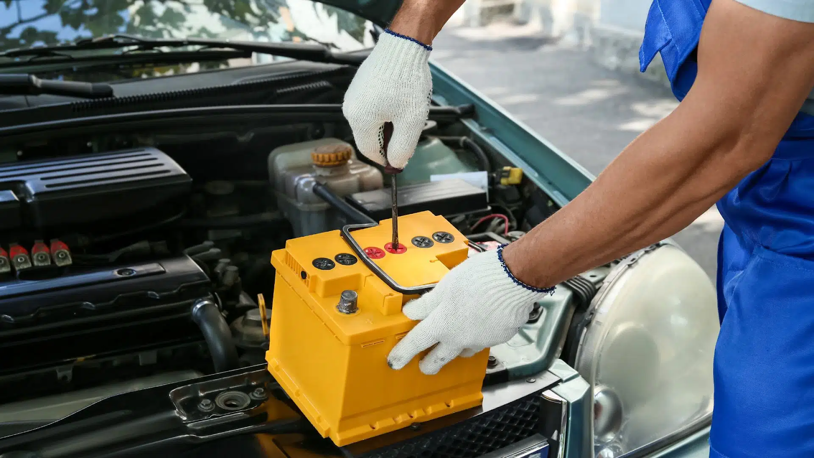 waktu yang tepat untuk melepas aki mobil - Moladin