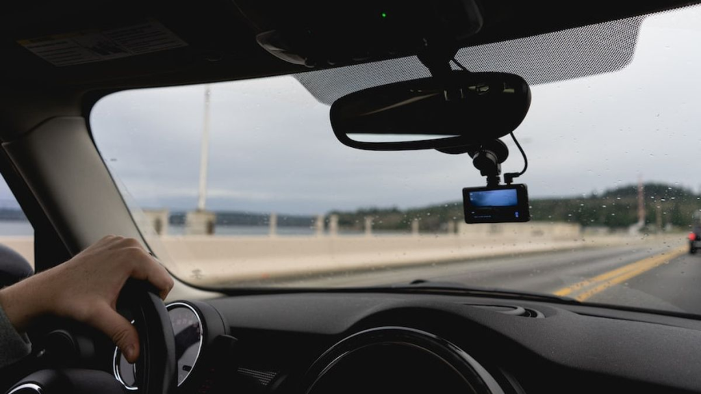 dash cam mobil terbaik - Moladin