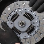 Kampas Kopling Mobil: Kenali Fungsi, Ciri Kerusakan, dan Biaya Gantinya - Tuwaga
