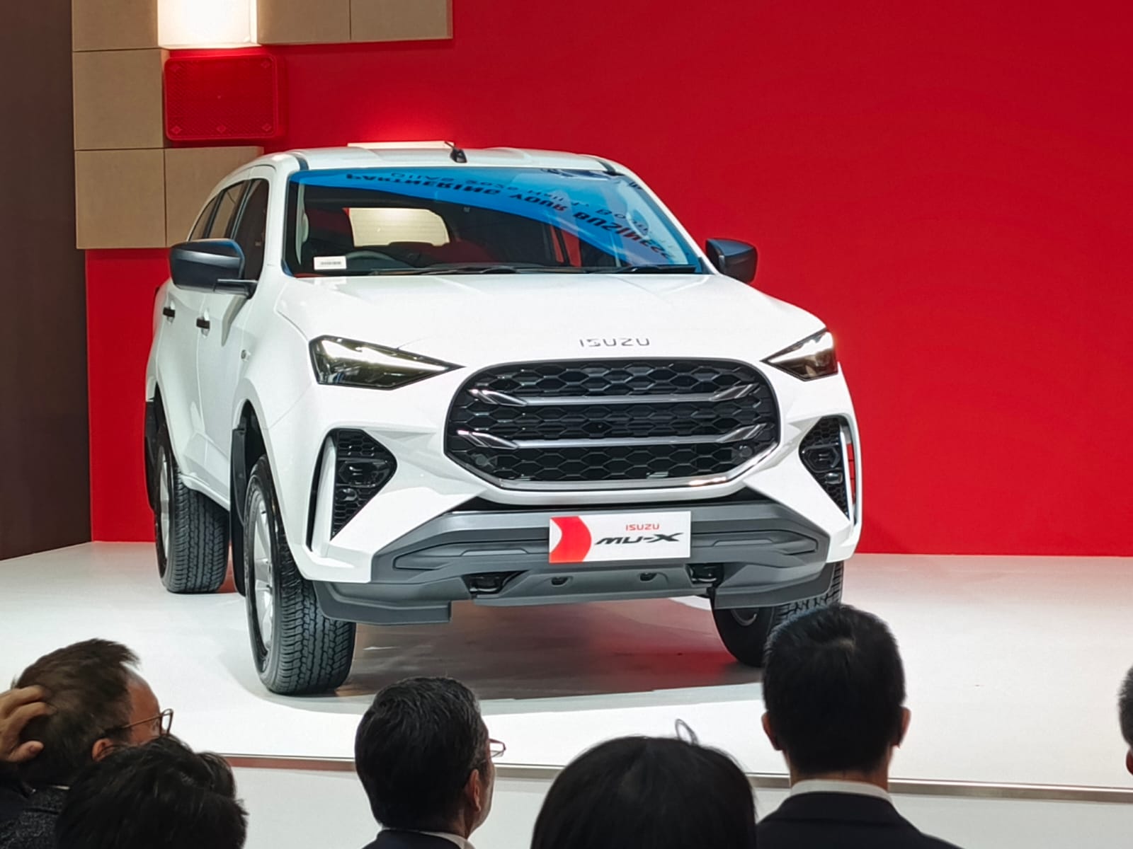 New Isuzu MU-X 4WD dan Traga Edisi Ulang Tahun Muncul di GIIAS 2025 isuzu 2