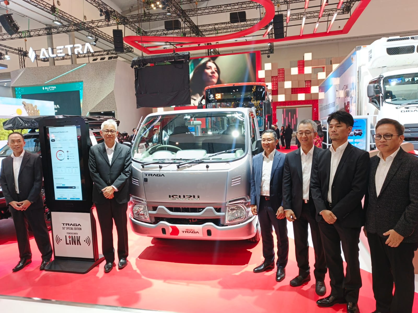 New Isuzu MU-X 4WD dan Traga Edisi Ulang Tahun Muncul di GIIAS 2025 isuzu 6 1