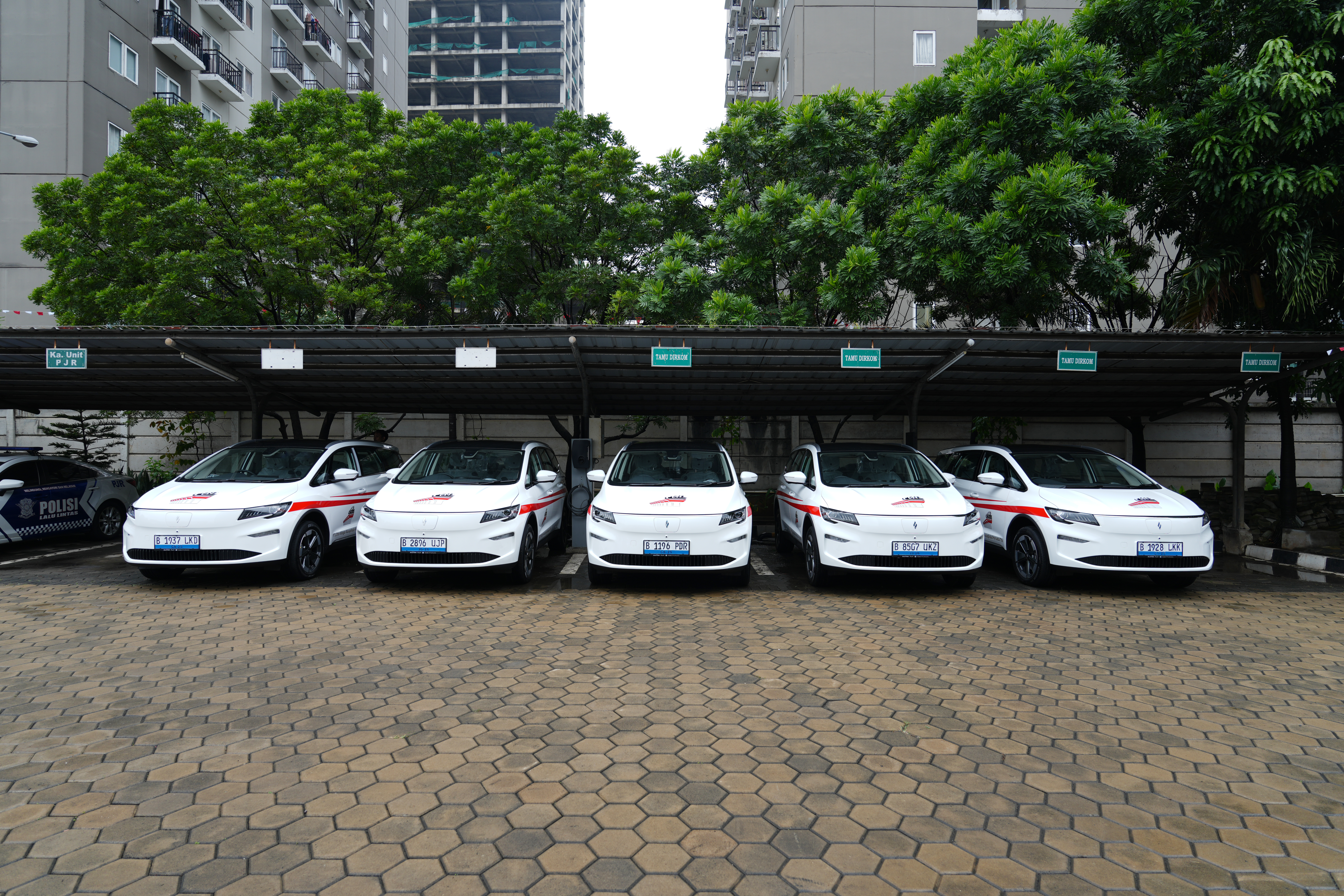 Aletra Resmi Serahkan Unit L8 EV kepada Jusuf Hamka