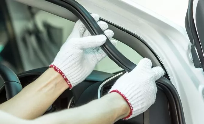 Cara Memperbaiki Karet Pintu Mobil yang Tidak Rapat - Moladin