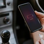 Cas HP di Mobil Apakah Berbahaya? Simak Penjelasannya!