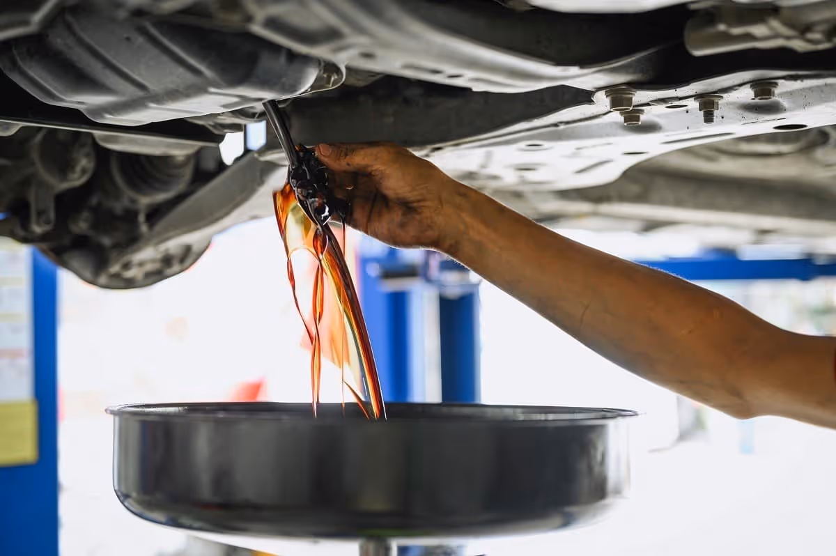 Tanda-tanda Oli Gardan Mobil Matic Harus Segera Diganti - Moladin