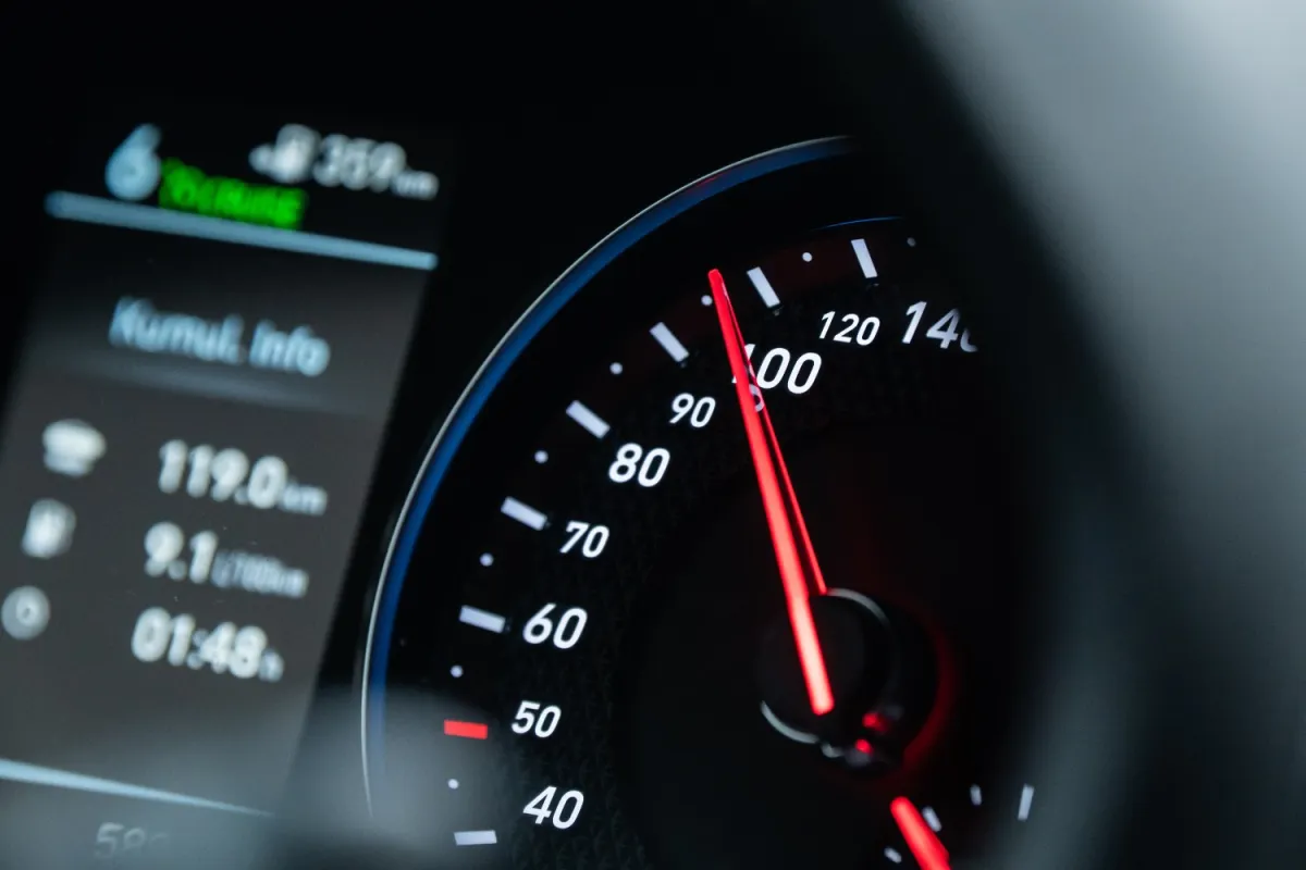 Fungsi Speedometer Mobil, Komponen, dan Cara Kerjanya cara kerja speedometer mobil - Moladin