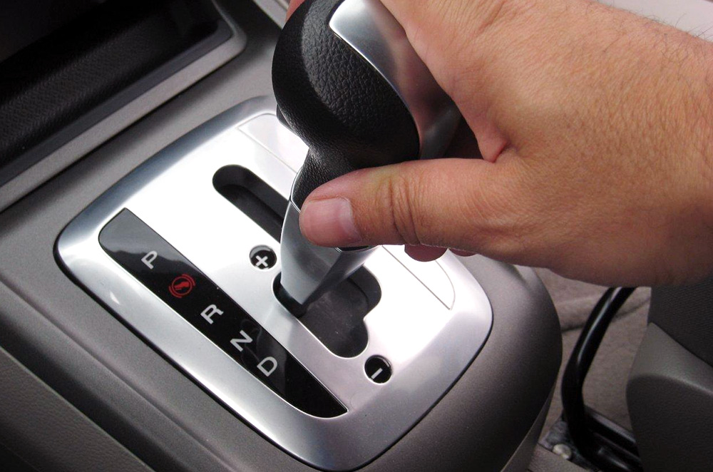 cara parkir netral mobil matic - Moladin