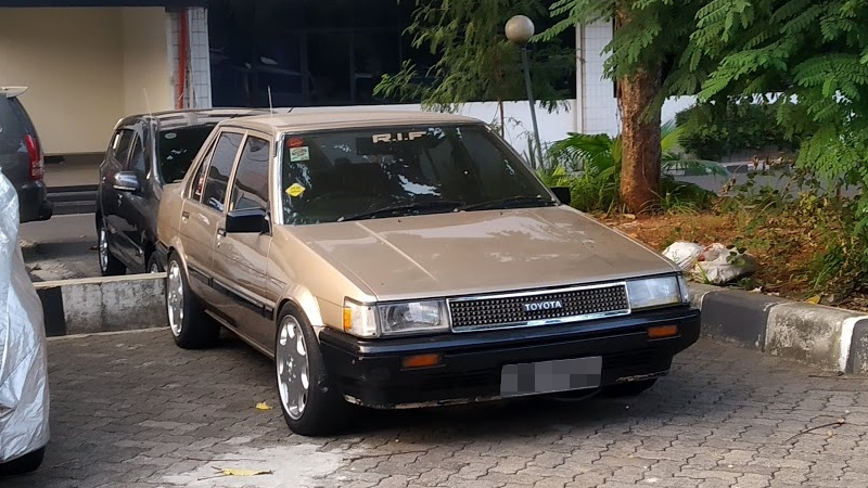 gambar toyota corolla se saloon