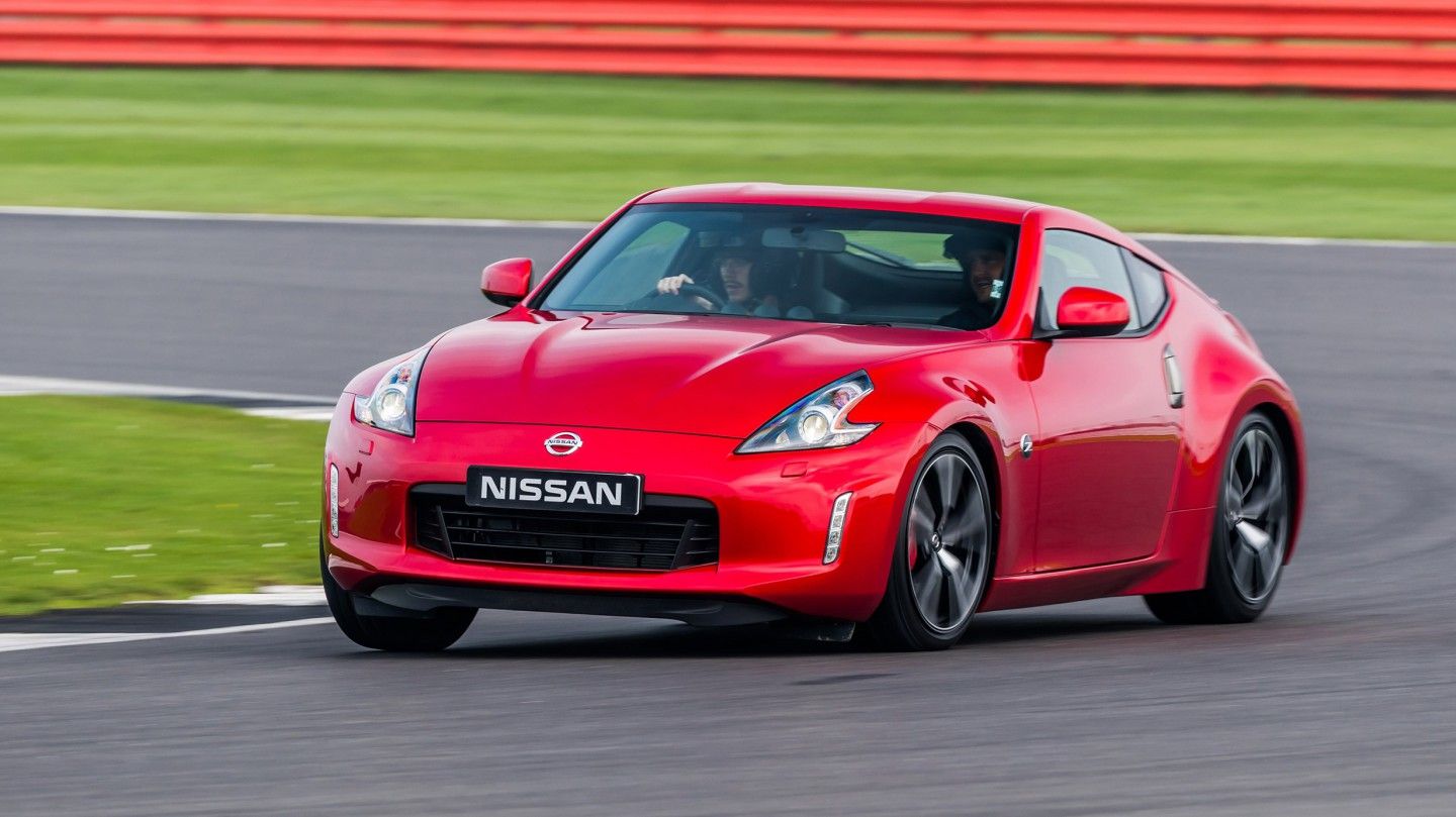 kelebihan mobil penggerak roda belakang - Moladin