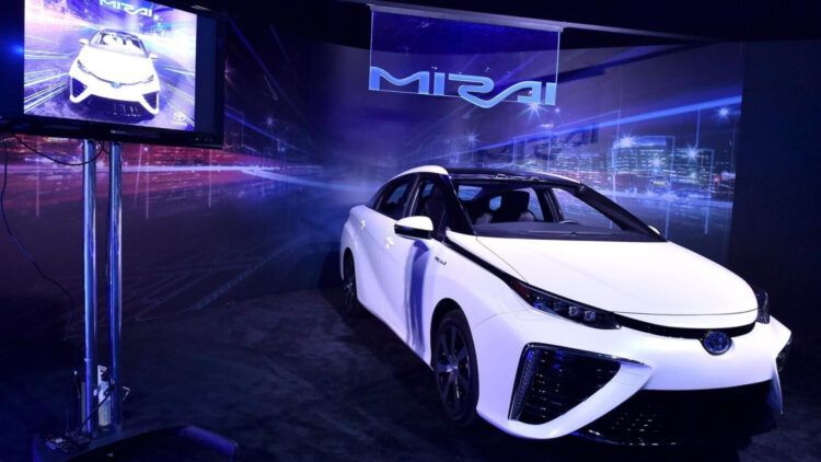 mobil hidrogen Toyota Mirai - Moladin
