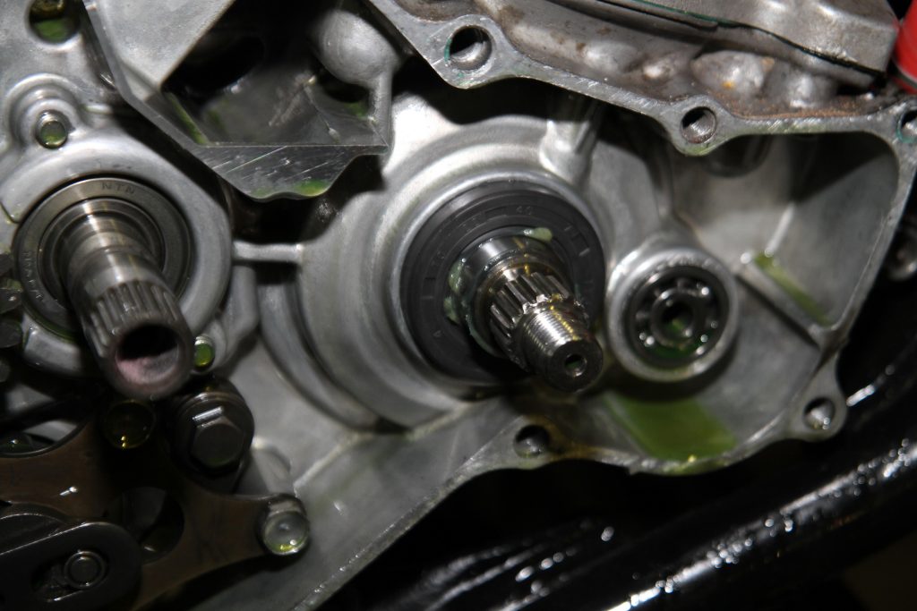 15 Penyebab Oli Netes di Bawah Mesin Motor Matic dan Solusinya penyebab oli netes di bawah mesin motor matic - Moladin