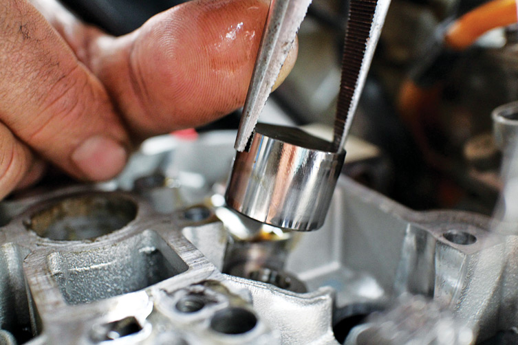 11 Cara Menyetel Klep Motor Sendiri agar Tetap Prima pentingnya menyetel klep motor secara berkala - Moladin