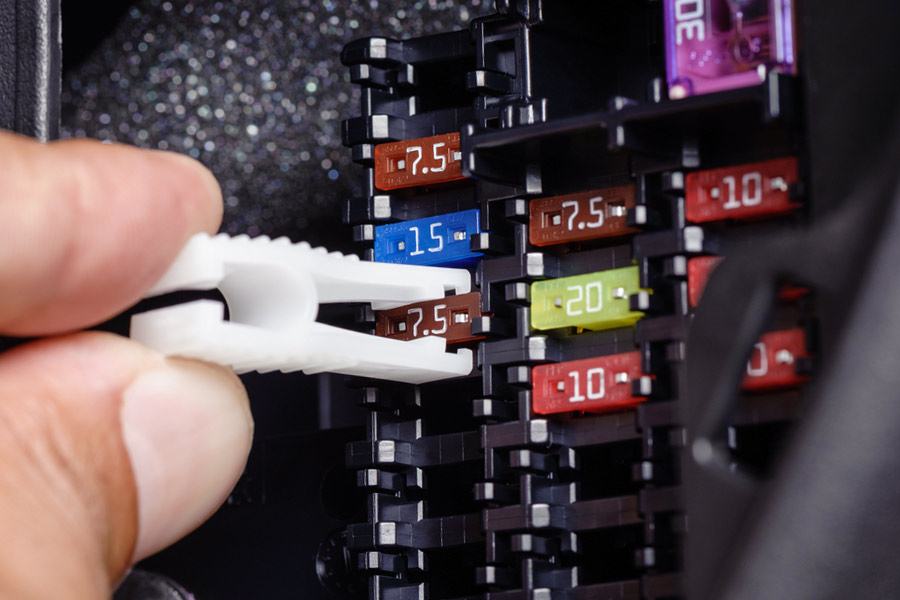 sekring komponen dalam rangkaian lampu sein mobil - Moladin