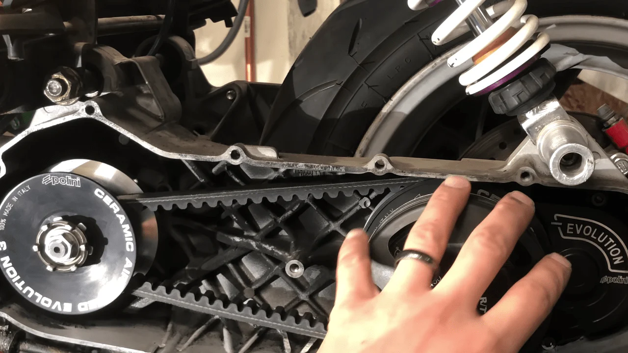 tips merawat roller motor matic - Moladin