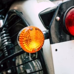 6 Cara Memperbaiki Lampu Sein Motor Mati Total dan Penyebab