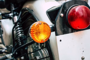 6 Cara Memperbaiki Lampu Sein Motor Mati Total dan Penyebab