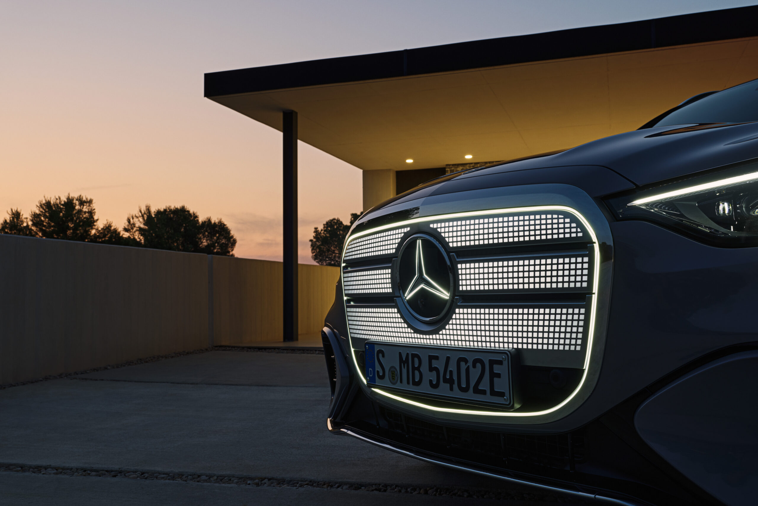 Spesifikasi The all-new Mercedes-Benz GLC Dengan EQ Technology Grille krom ikonik kini hadir dengan tampilan baru yang lebih bercahaya scaled