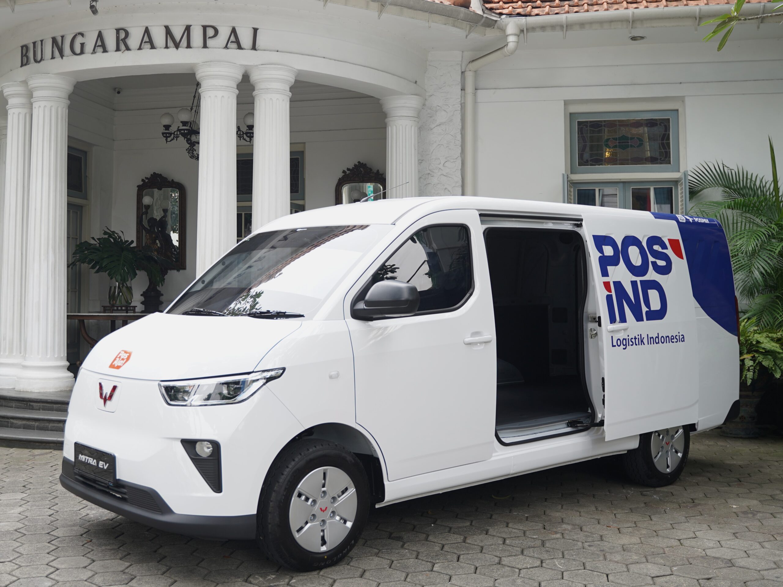Wuling Mitra EV Blind Van Jadi Kendaraan Operasional PT Pos Indonesia Wuling Mitra EV sendiri merupakan kendaraan listrik komersial pertama Wuling di Indonesia yang mengusung semangat Satu Rekan Banyak Solusi scaled