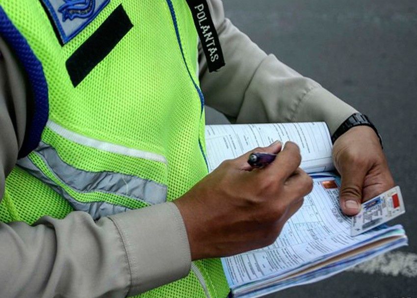 arti warna surat tilang - Moladin