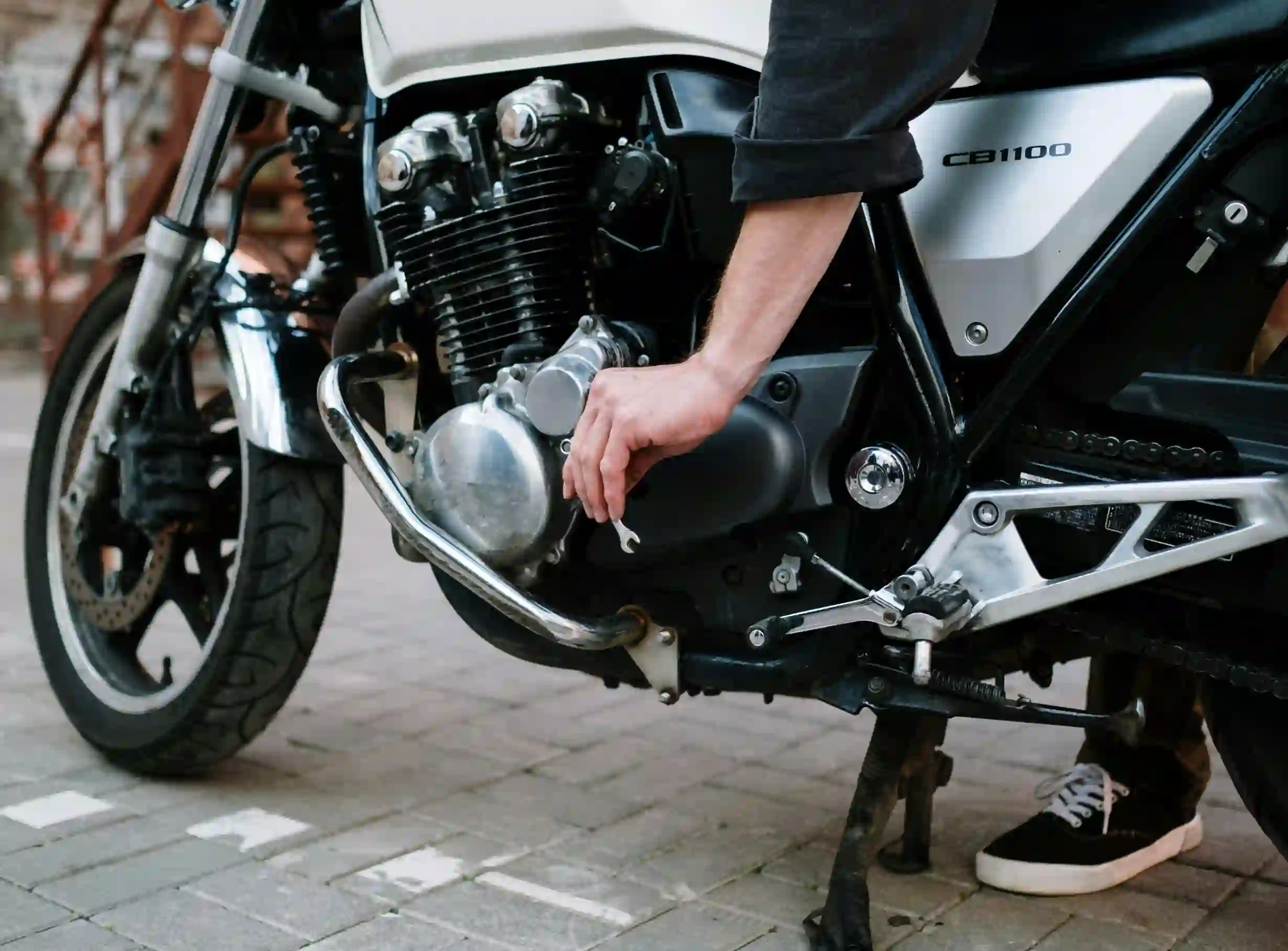 Motor Bau Bensin? Cek 9 Penyebab dan Cara Mengatasinya cara mengatasi motor bau bensin - Moladin