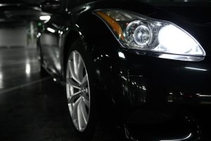 6 Cara Mengkilapkan Cat Mobil Warna Hitam biar Elegan