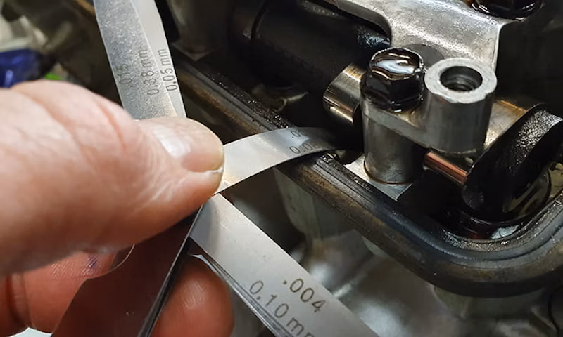 12 Penyebab Motor Karbu Brebet Saat Digas dan Solusinya penyebab motor karbu brebet saat digas - Moladin