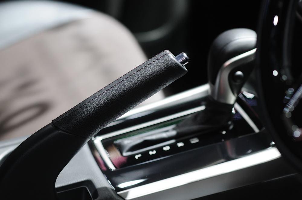 5 Jenis Rem Tangan Mobil, Fungsi, dan Cara Kerja fungsi rem tangan mobil - Moladin