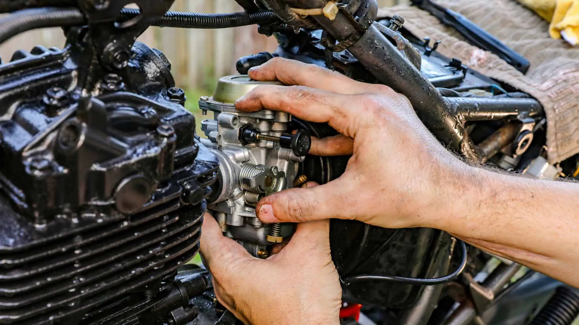 12 Komponen Karburator Motor Lengkap dengan Fungsi dan Cara Kerja Cara Membersihkan Komponen Karburator Motor - Moladin