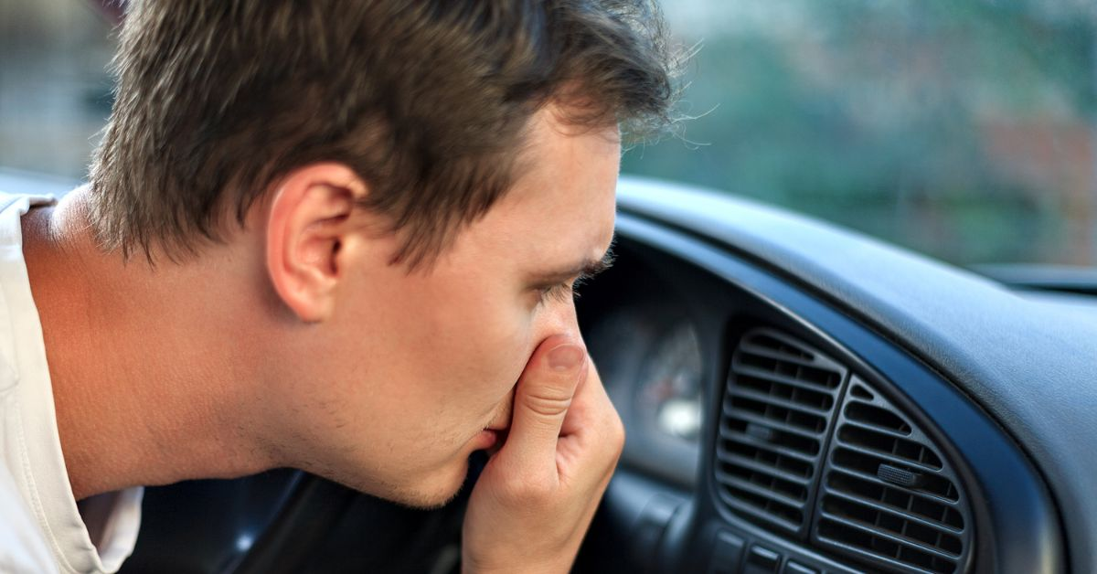 12 Penyebab Mobil Bau Bensin dan Cara Mengatasinya penyebab mobil bau bensin - Moladin