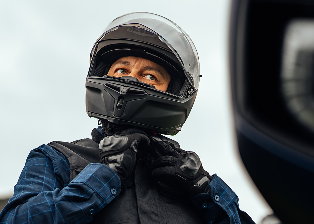 mengapa seorang pengendara motor harus mengenakan helm berstandar SNI