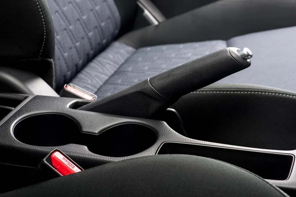 5 Jenis Rem Tangan Mobil, Fungsi, dan Cara Kerja kapan rem tangan mobil digunakan - Moladin