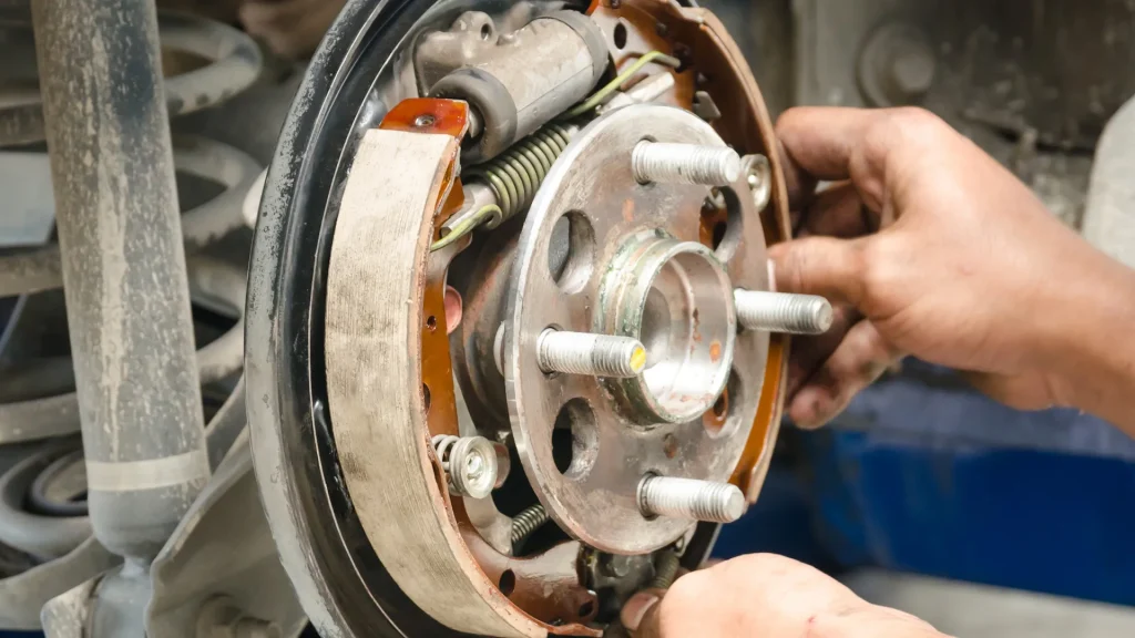 Biaya Servis Rem Mobil di Bengkel Resmi: Jangan Sampai Asal Servis! komponen rem tromol mobil - Moladin