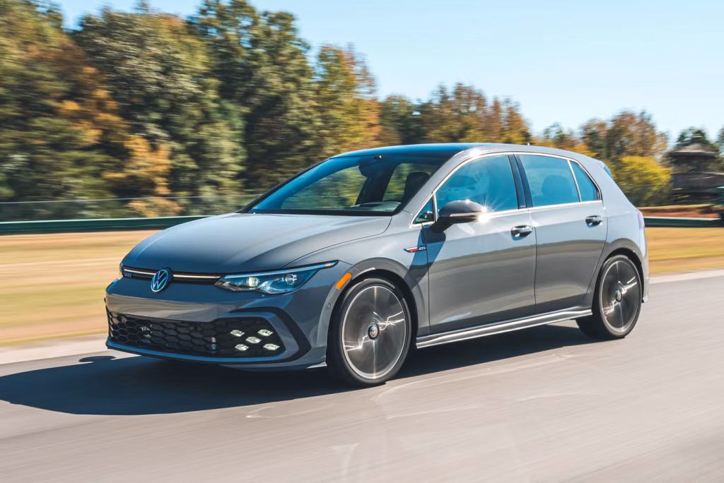 mobil hatchback - Moladin