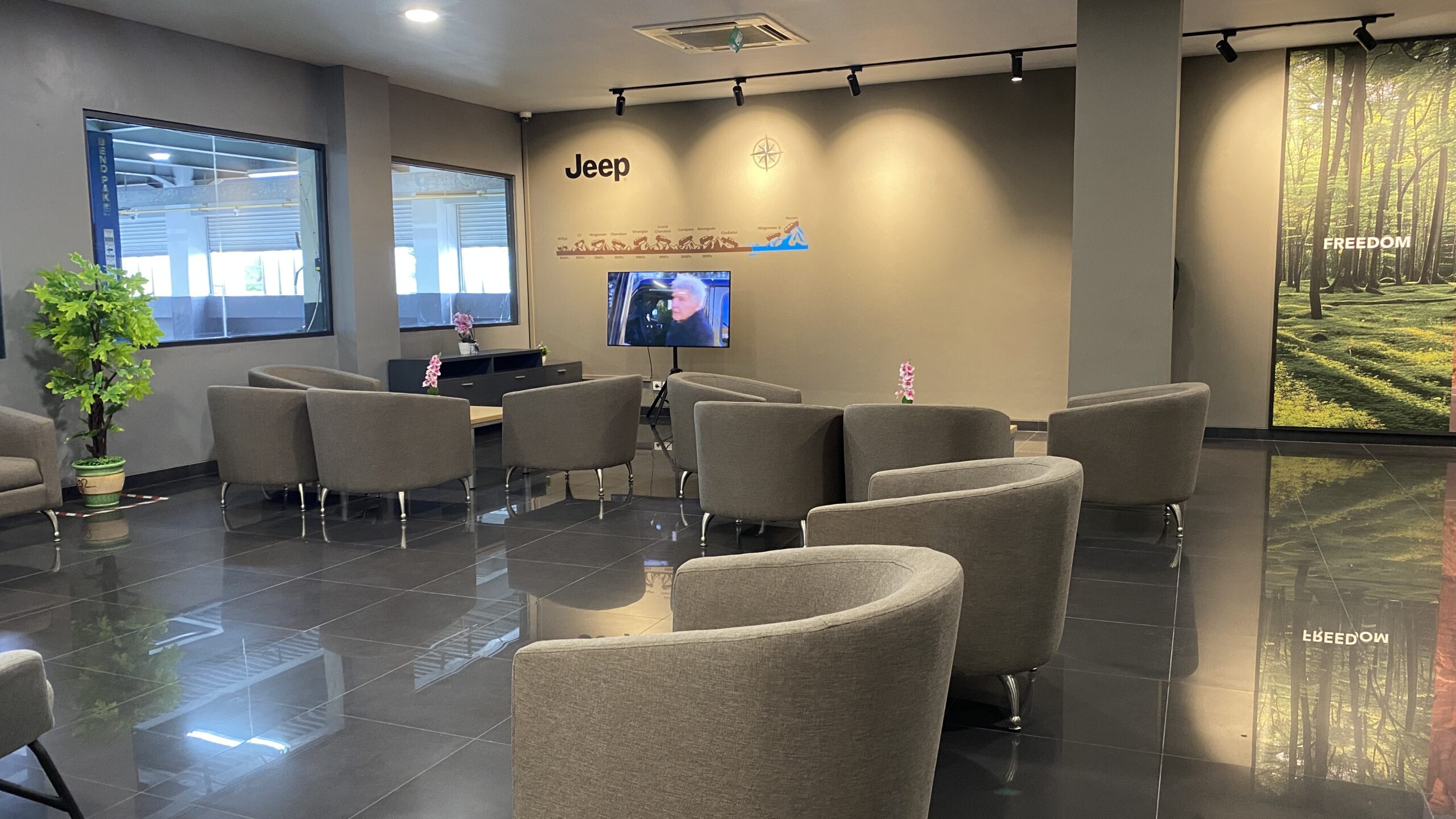 Dealer Jeep Gading Serpong Beri Pengalaman Premium Bagi Pecinta Petualangan IMG 3978 scaled