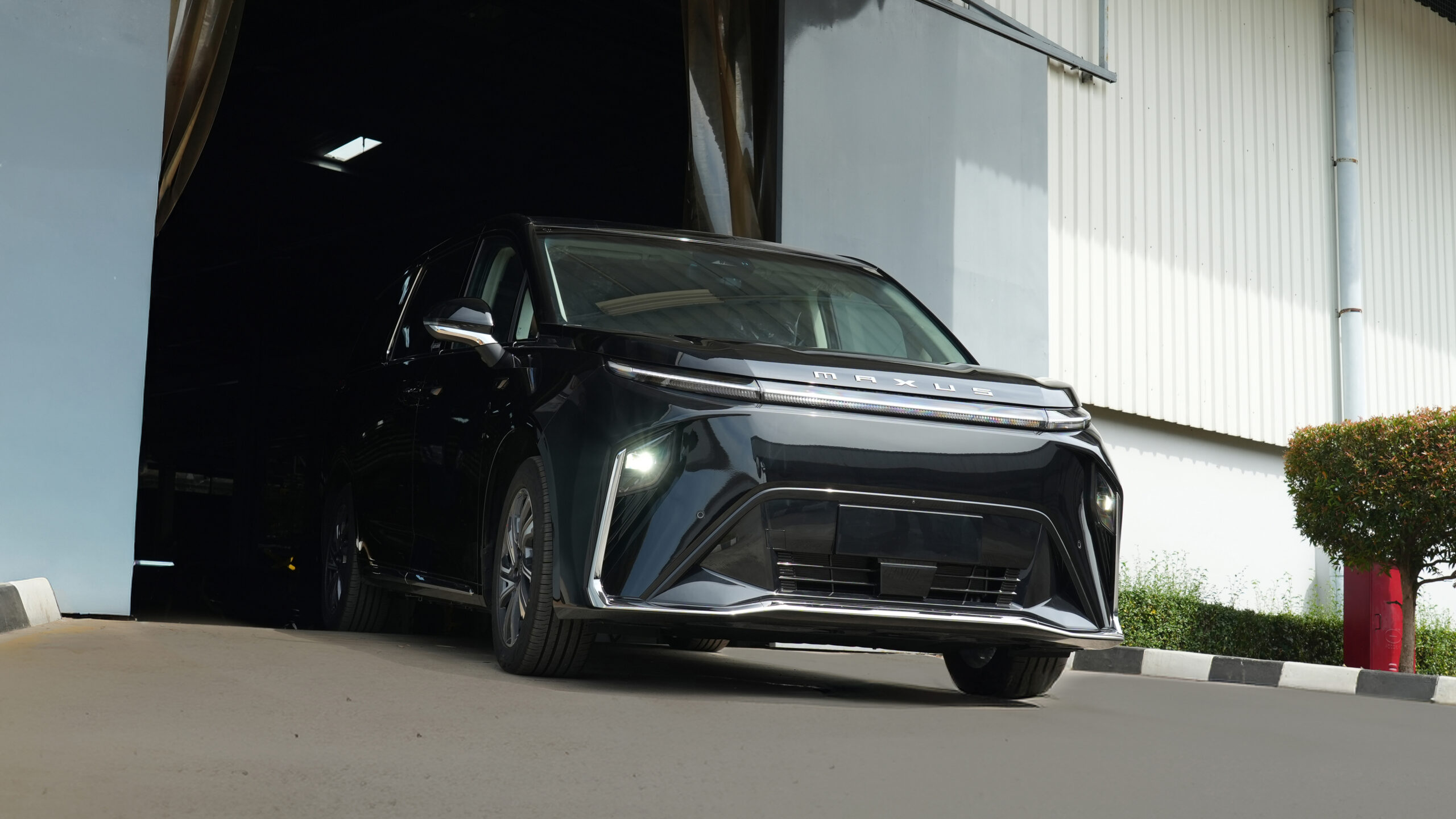 Maxus Menyerahkan Maxus MIFA 7 dan MIFA 9 Produksi Dalam Negeri MAXUS 6 1 scaled