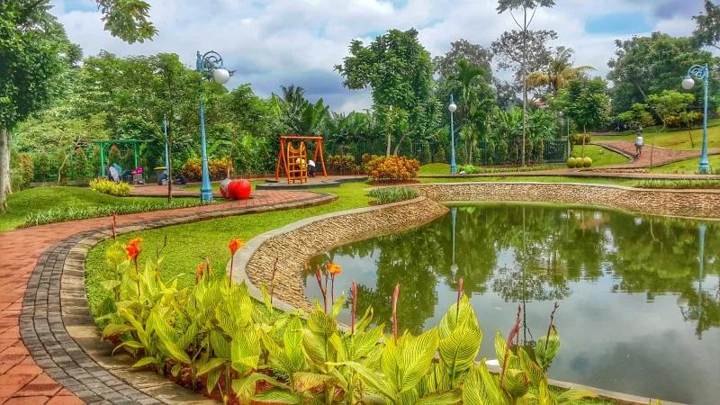 Taman Spathodea wisata jakarta selatan - Moladin