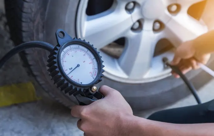 cara mengecek tekanan angin ban mobil dengan benar - Moladin