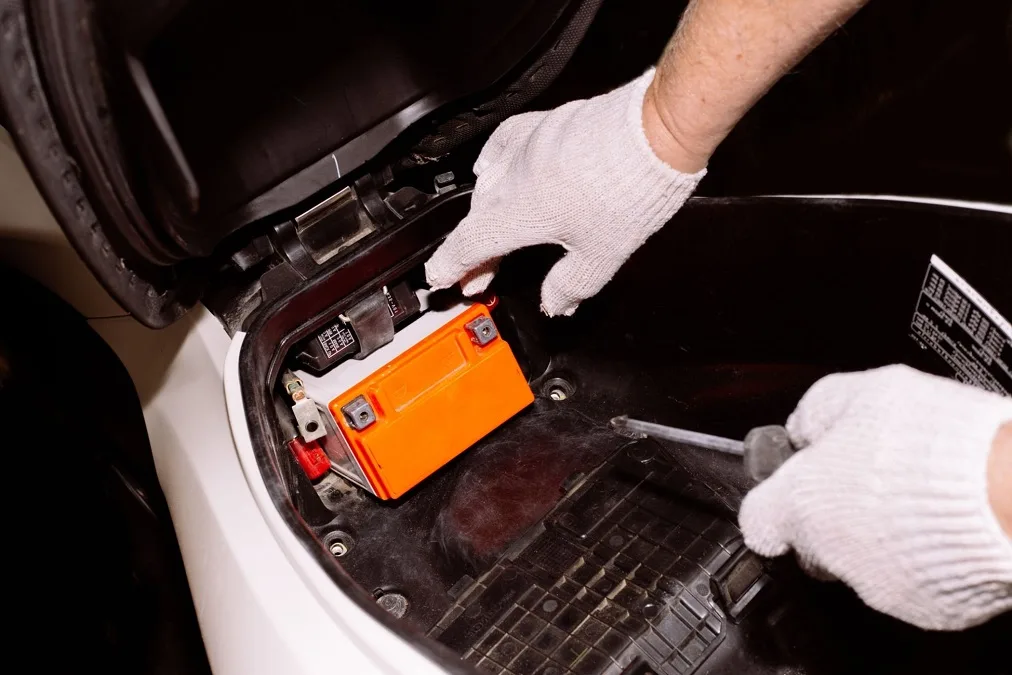 10 Fungsi Aki Motor dan Pentingnya bagi Performa Kendaraan cara kerja aki motor - Moladin