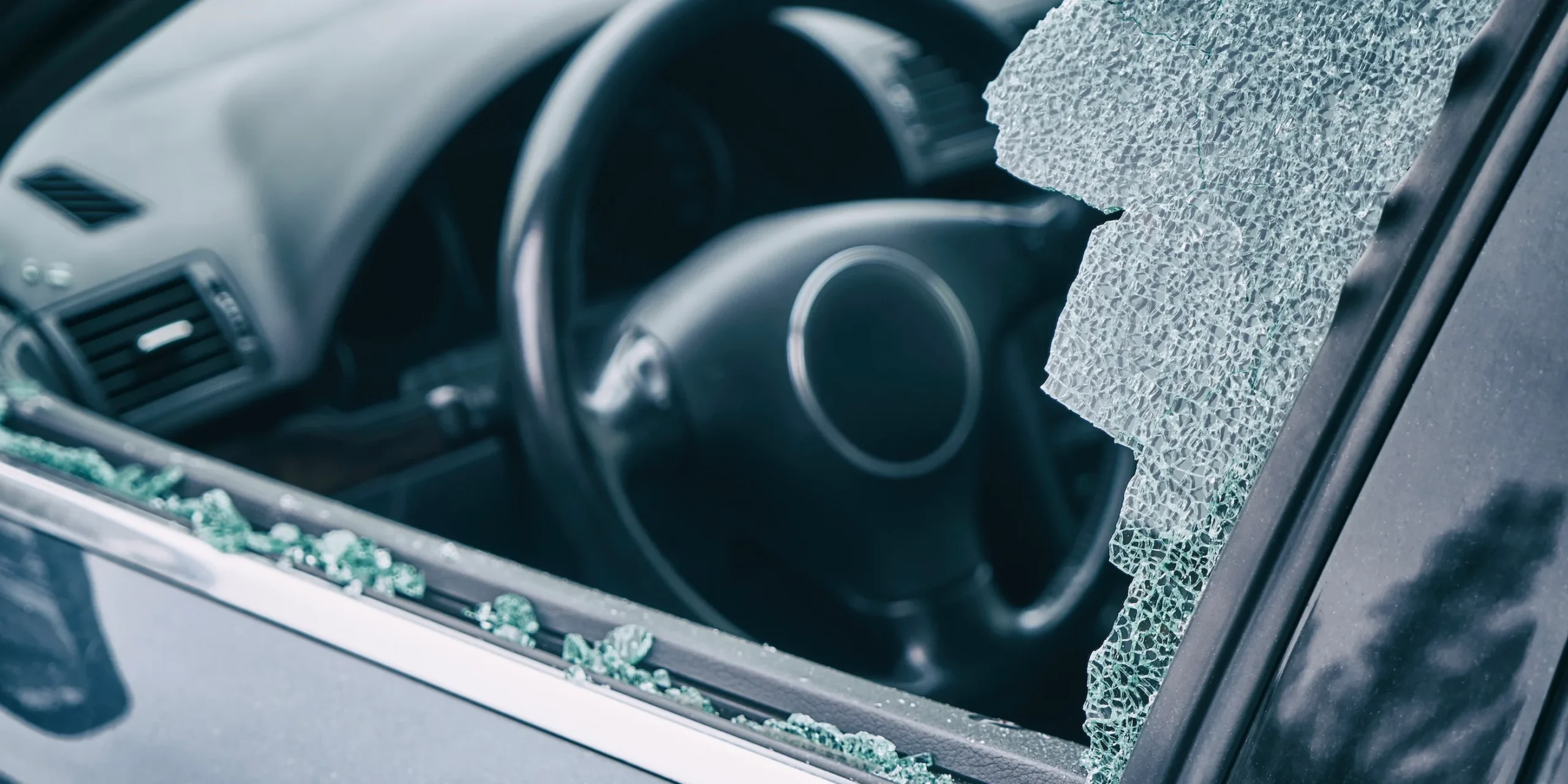 cara membuka pintu mobil yang terkunci otomatis dengan memecahkan kaca - Moladin