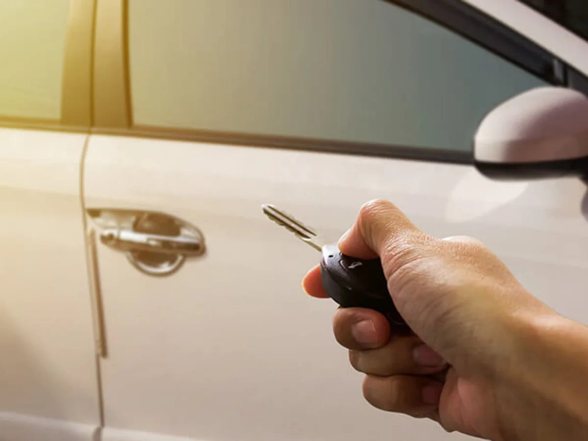 cara membuka pintu mobil yang terkunci otomatis pakai kunci fob - Moladin