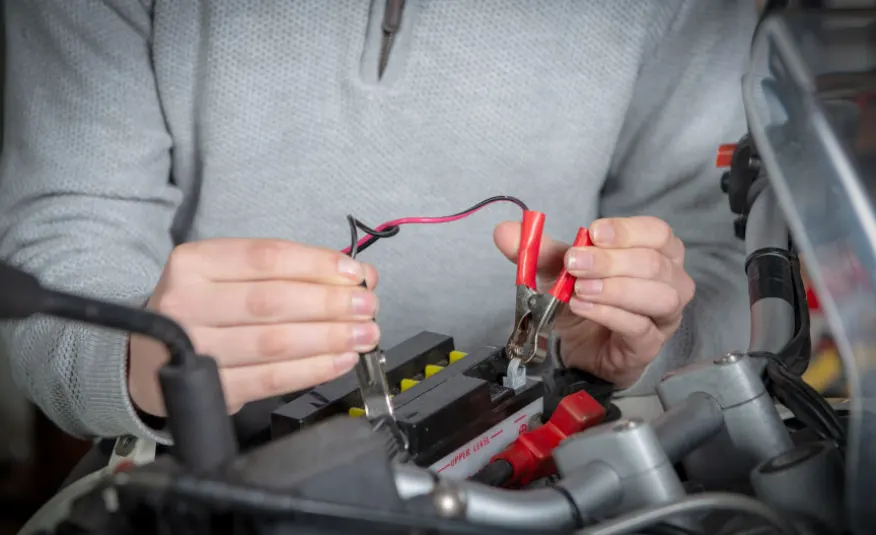 cara ngecas aki motor