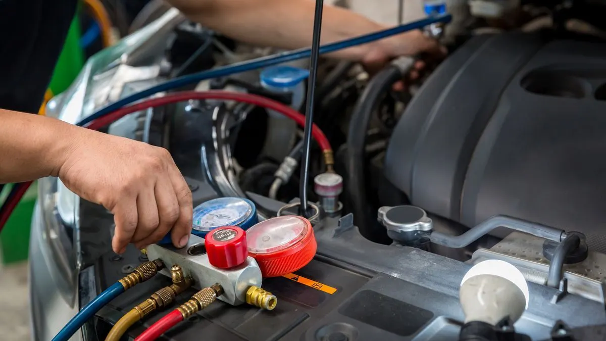 Segini Tekanan Freon AC Mobil Ideal Biar Dingin Maksimal! cara mengecek tekanan freon ac mobil - Moladin