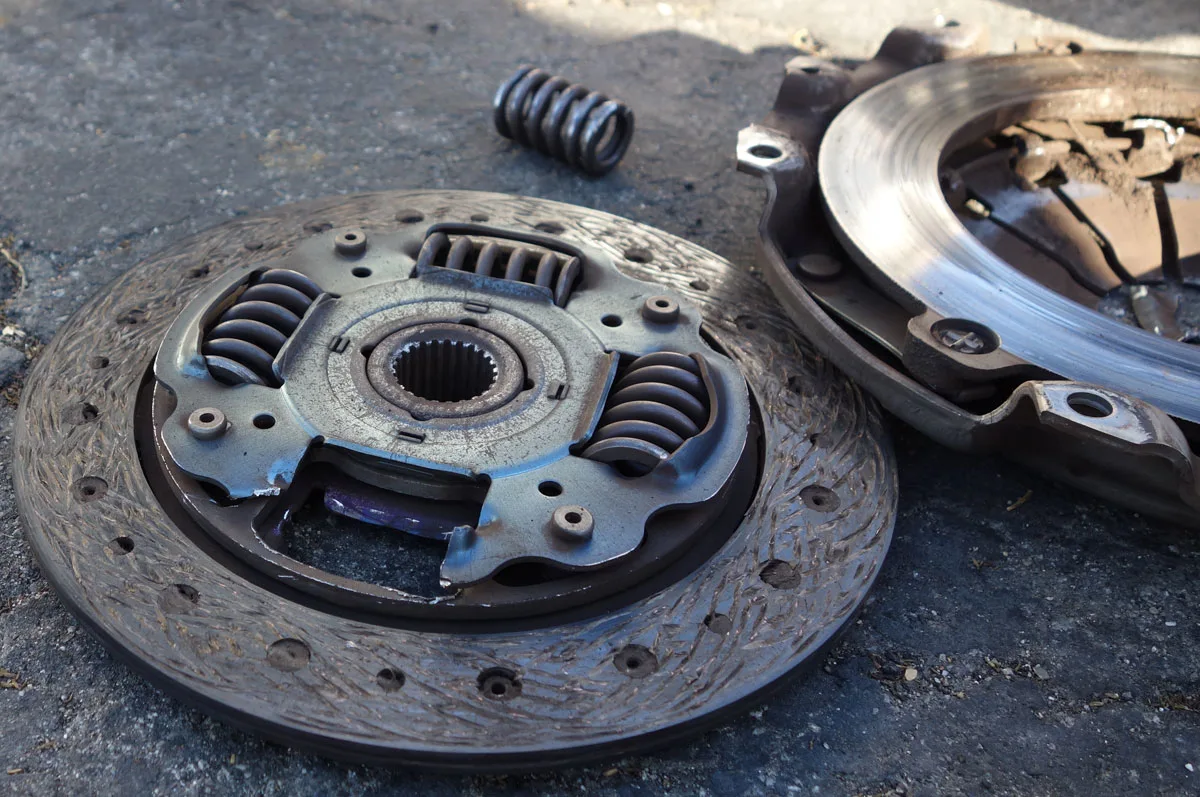 7 Ciri-ciri Kampas Kopling Mobil Habis yang Mudah Dikenali dampak kampas kopling tidak segera diganti - moladin