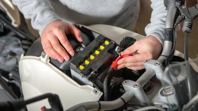 10 Fungsi Aki Motor dan Pentingnya bagi Performa Kendaraan fungsi aki motor yang perlu diketahui moladiners - Moladin