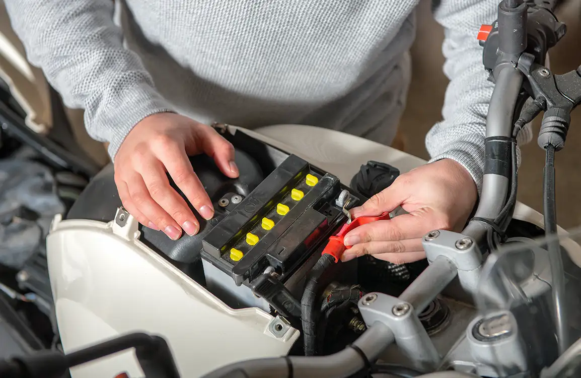 Ganti Aki Motor Berapa? Panduan Lengkap Biaya dan Prosesnya ganti aki motor berapa biayanya - Moladin